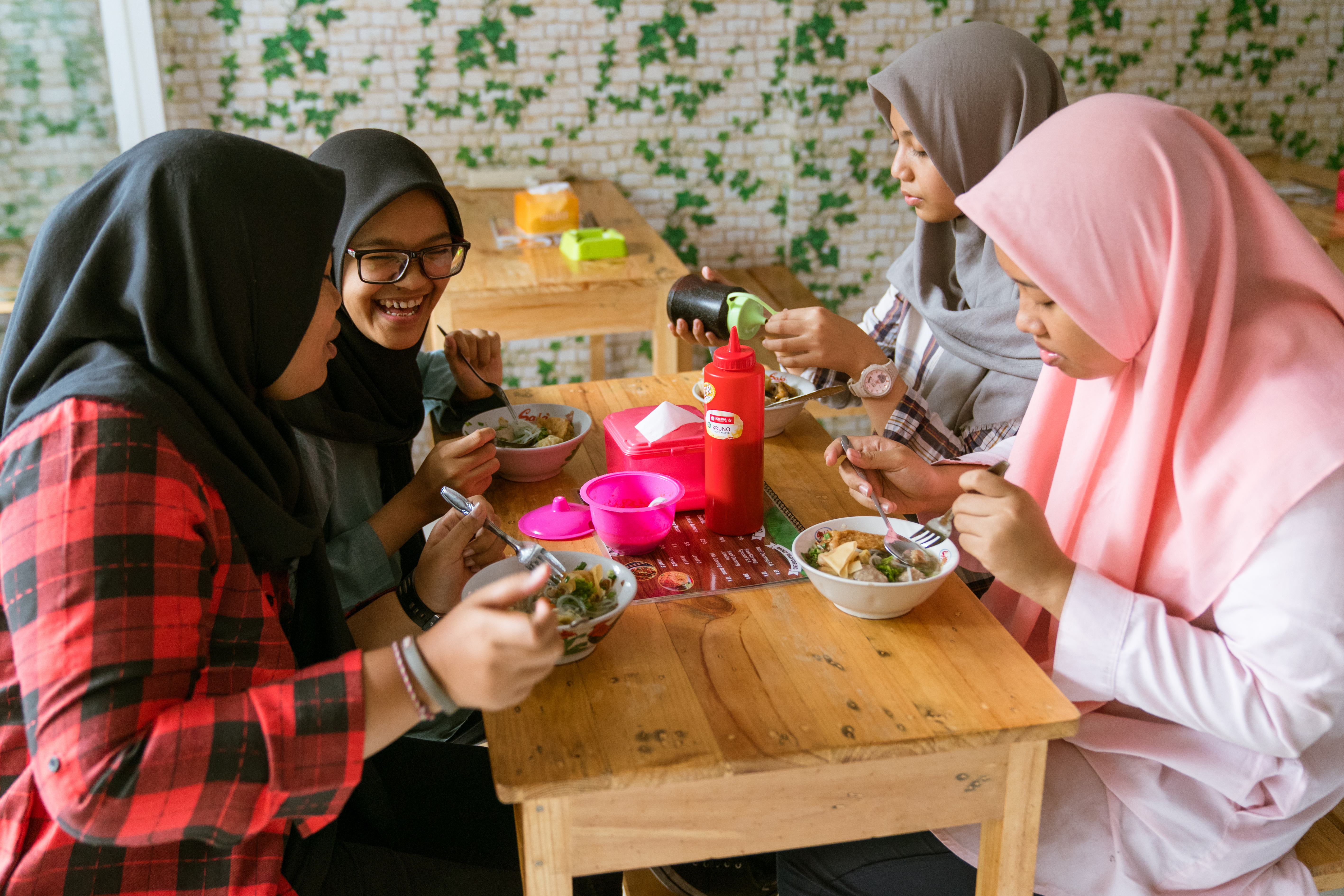 4 girls eating